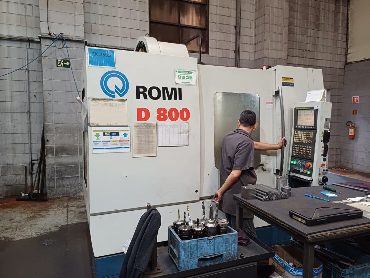 ROMI D 800 - centro de usinagem CNC vertical disponível para venda e locação